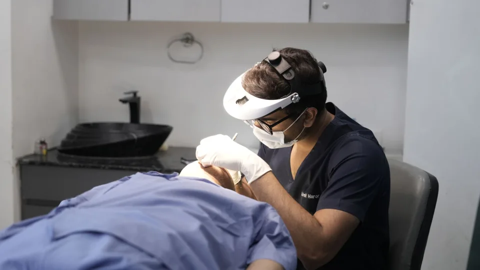 Bác sĩ đang khám cho bệnh nhân