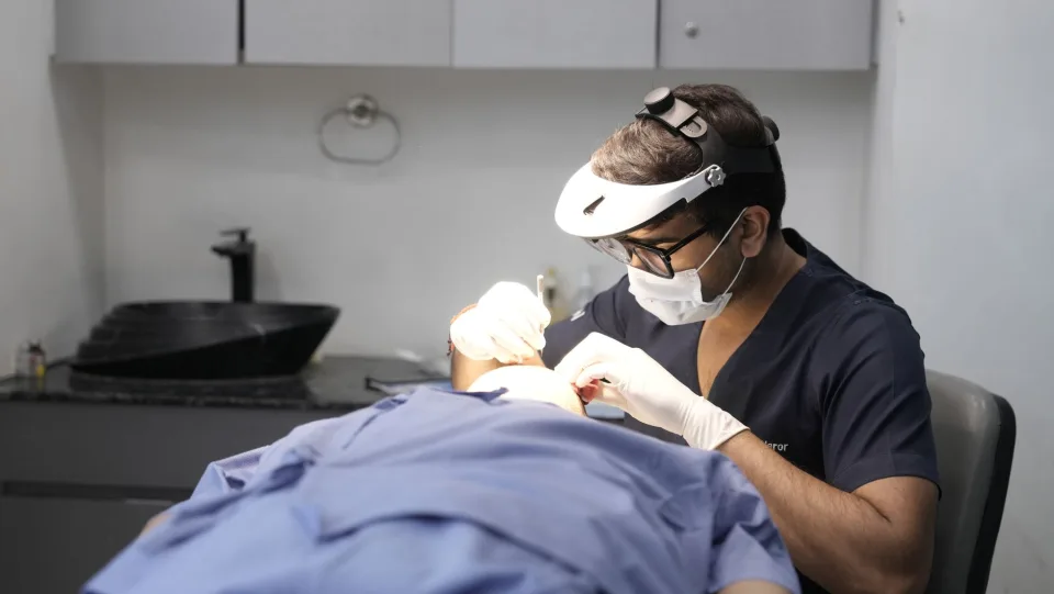 Bác sĩ đo huyết áp cho người lớn tuổi